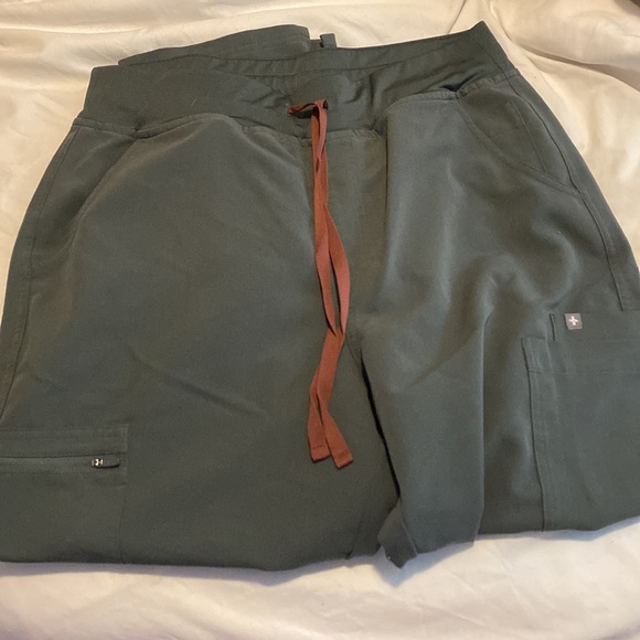 COPY - FIGS Bonsai Yola 2.0 Scrub Pants - Picture 2 of 5